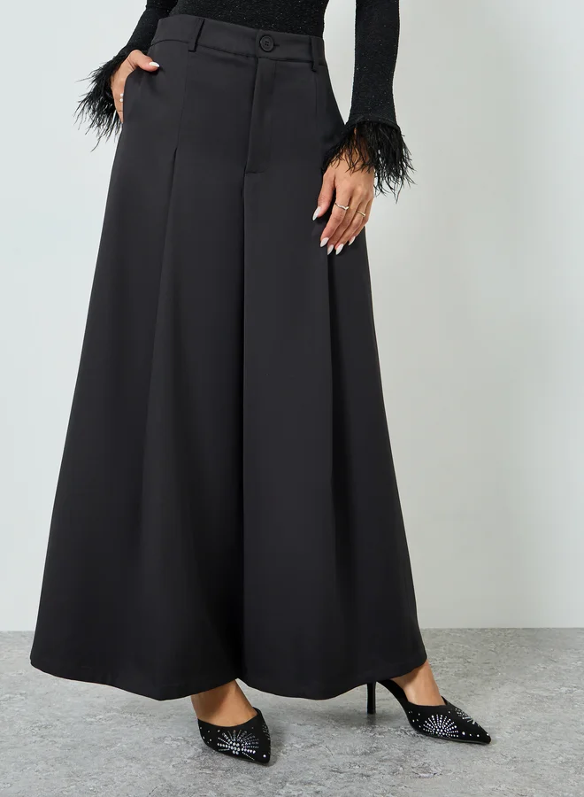 ستايلي بنطال بأرجل واسعة وتفاصيل طيات